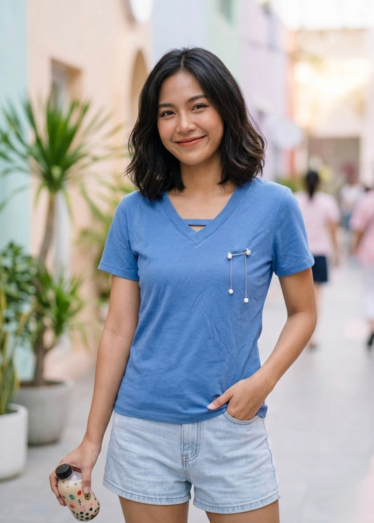 Plain T-shirt with brooch